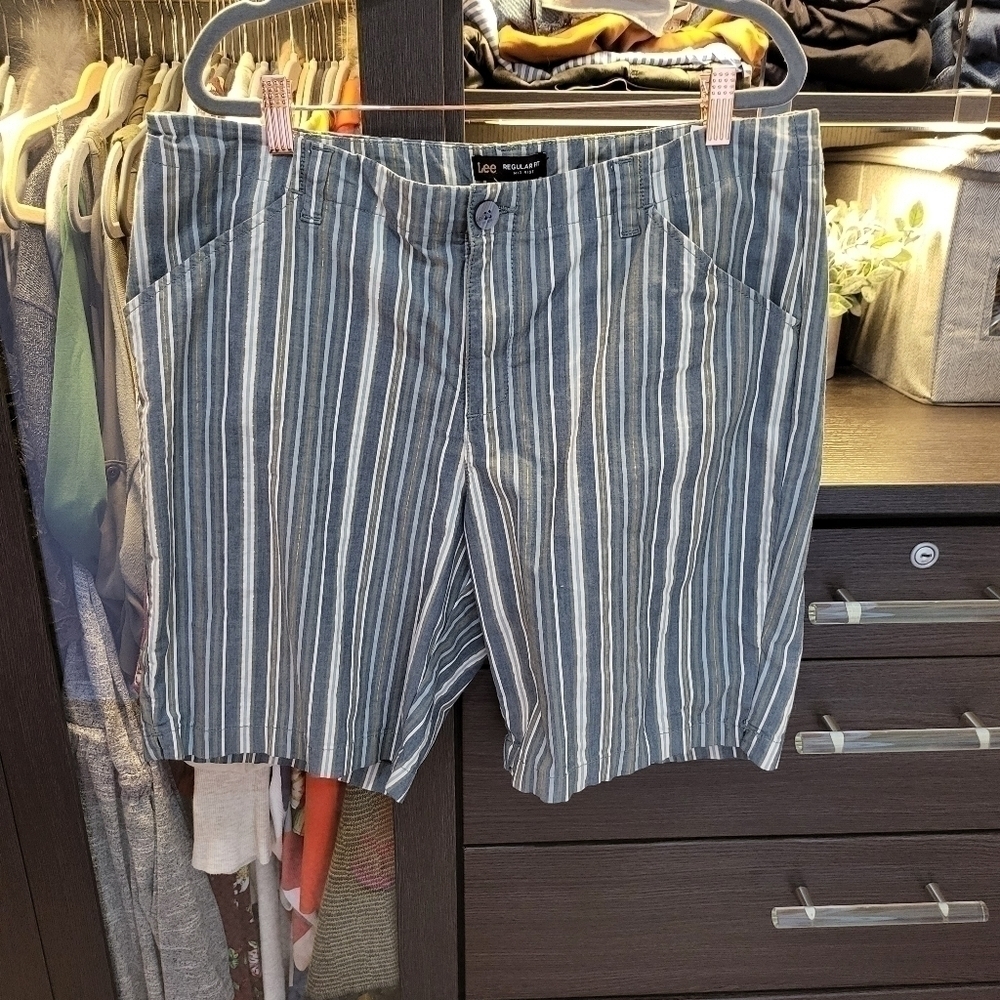 Lee Regular Fit Mid Rise Bermuda short with gold thread